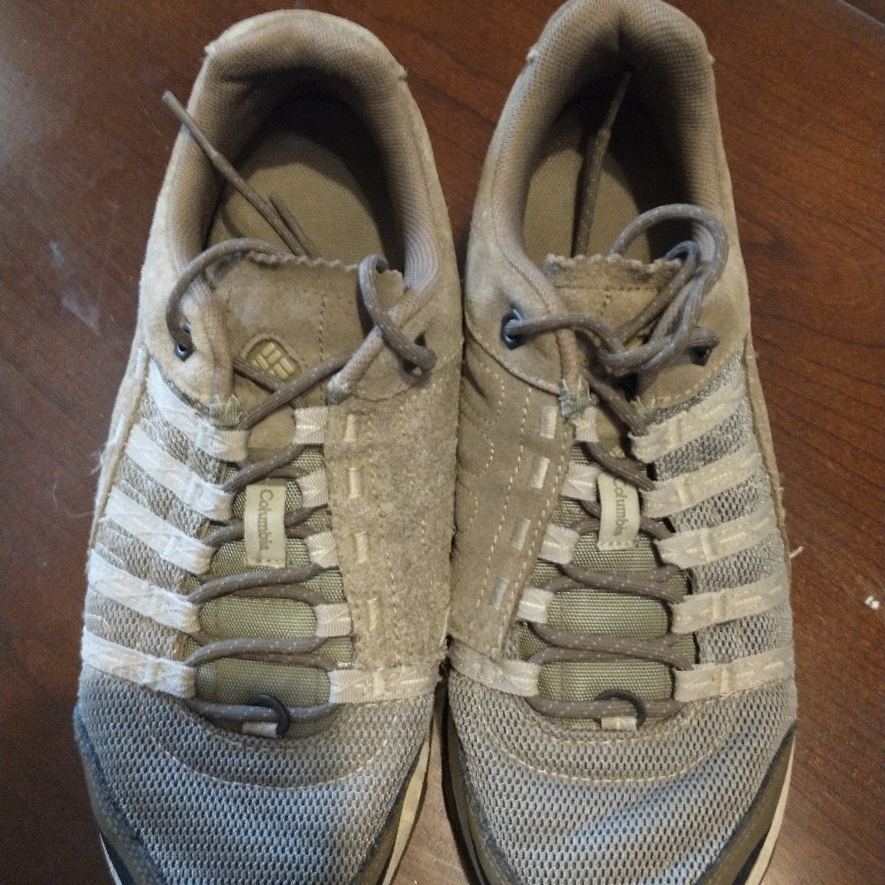 COLUMBIA WOMEN SNEAKERS.... EUC